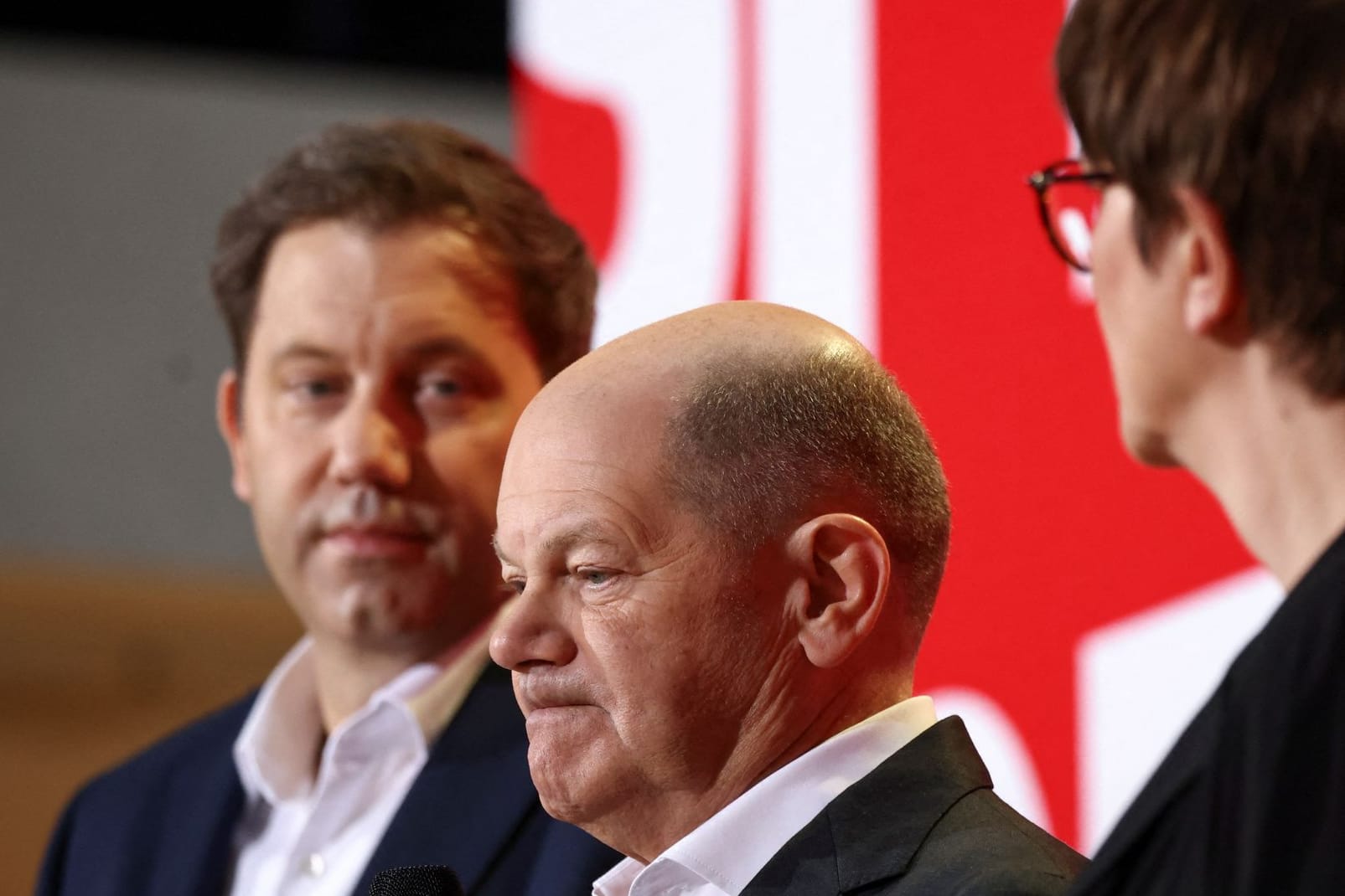 Olaf Scholz (M) flankiert von den Parteichefs Lars Klingbeil und Saskia Esken: Eine neue Umfrage sieht die Sozialdemokraten weit hinter der Union.