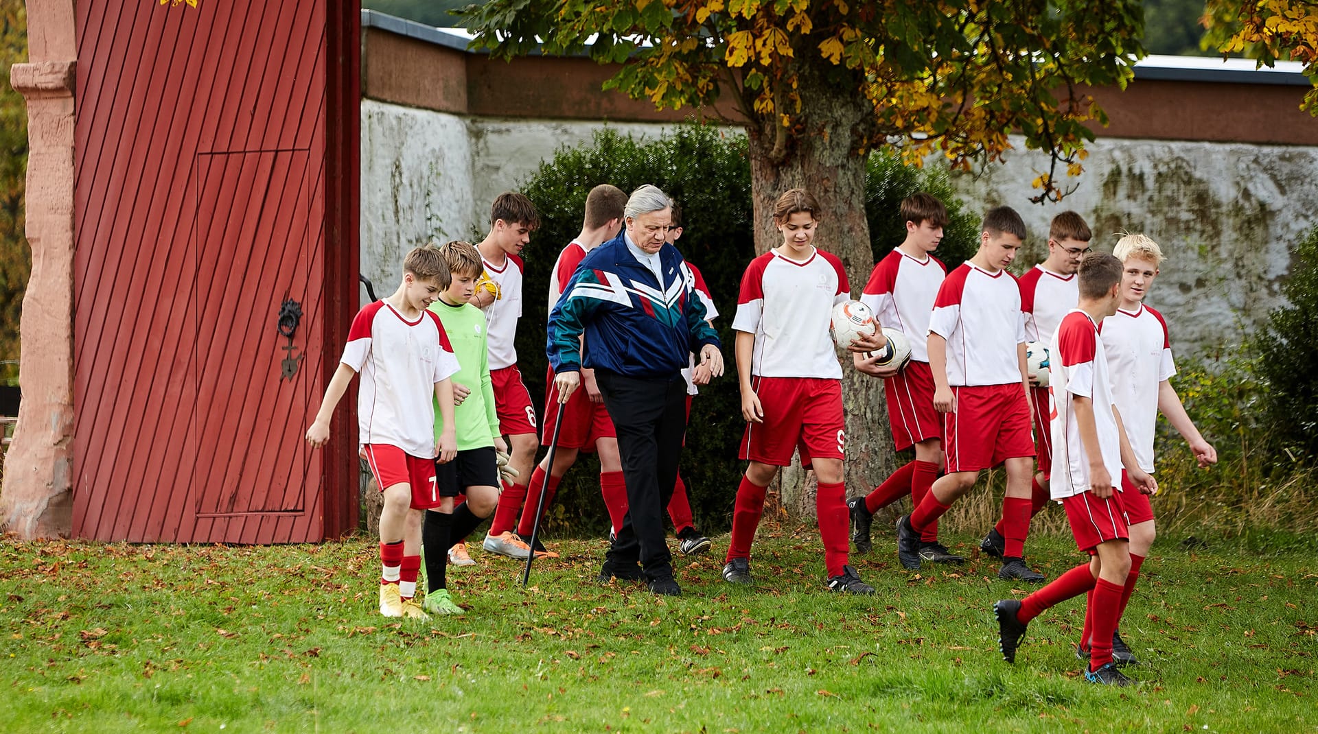 Pastor Otto (Hannes Hellmann) trainiert die Jungs des örtlichen Fußballvereins.