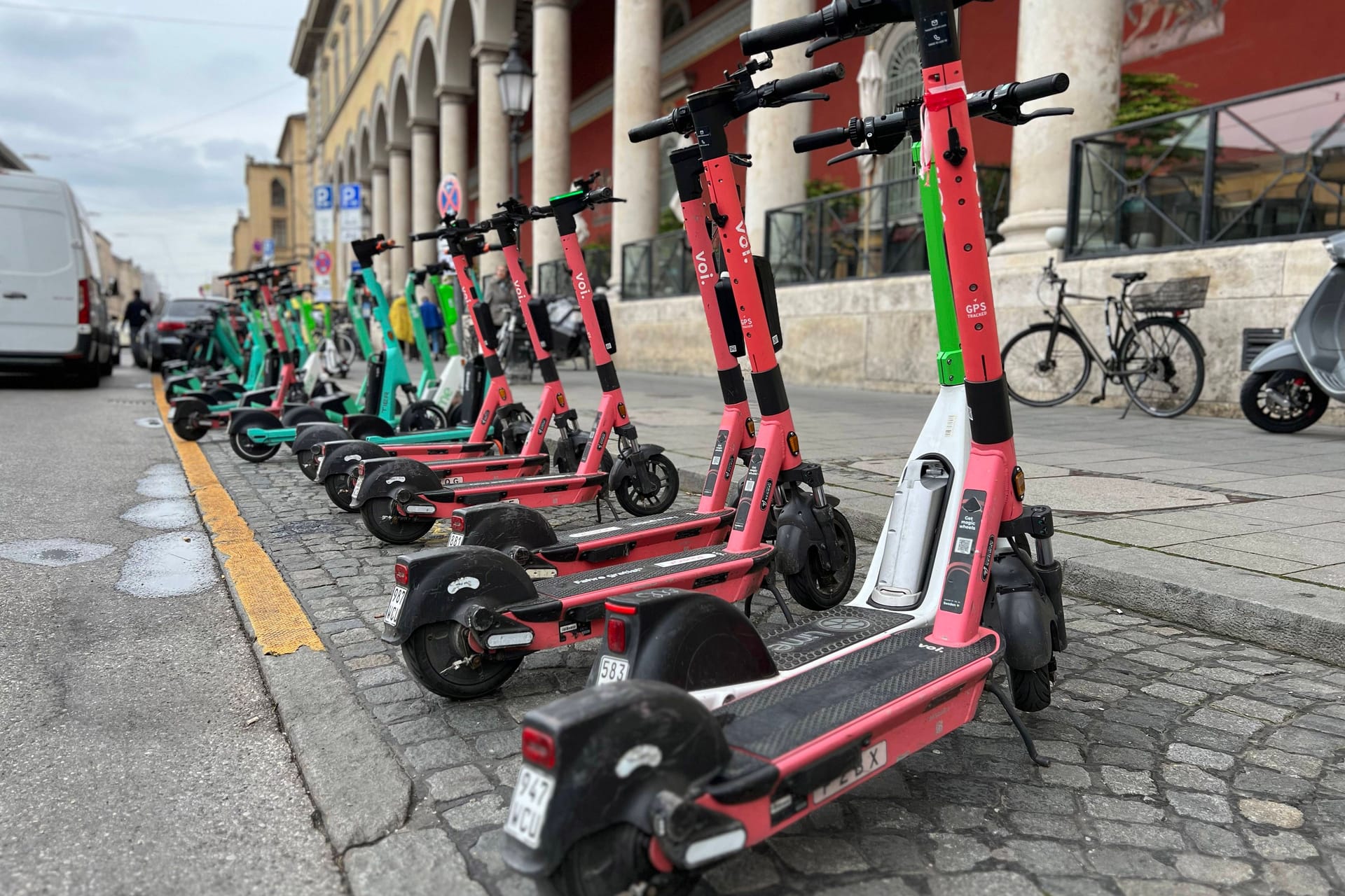 E-Scooter stehen in der Maximilianstraße in München (Archivbild):