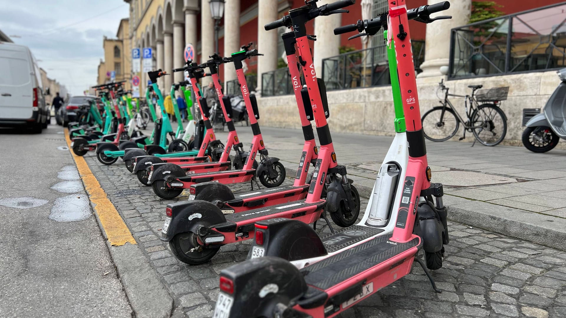 E-Scooter stehen in der Maximilianstraße in München (Archivbild):