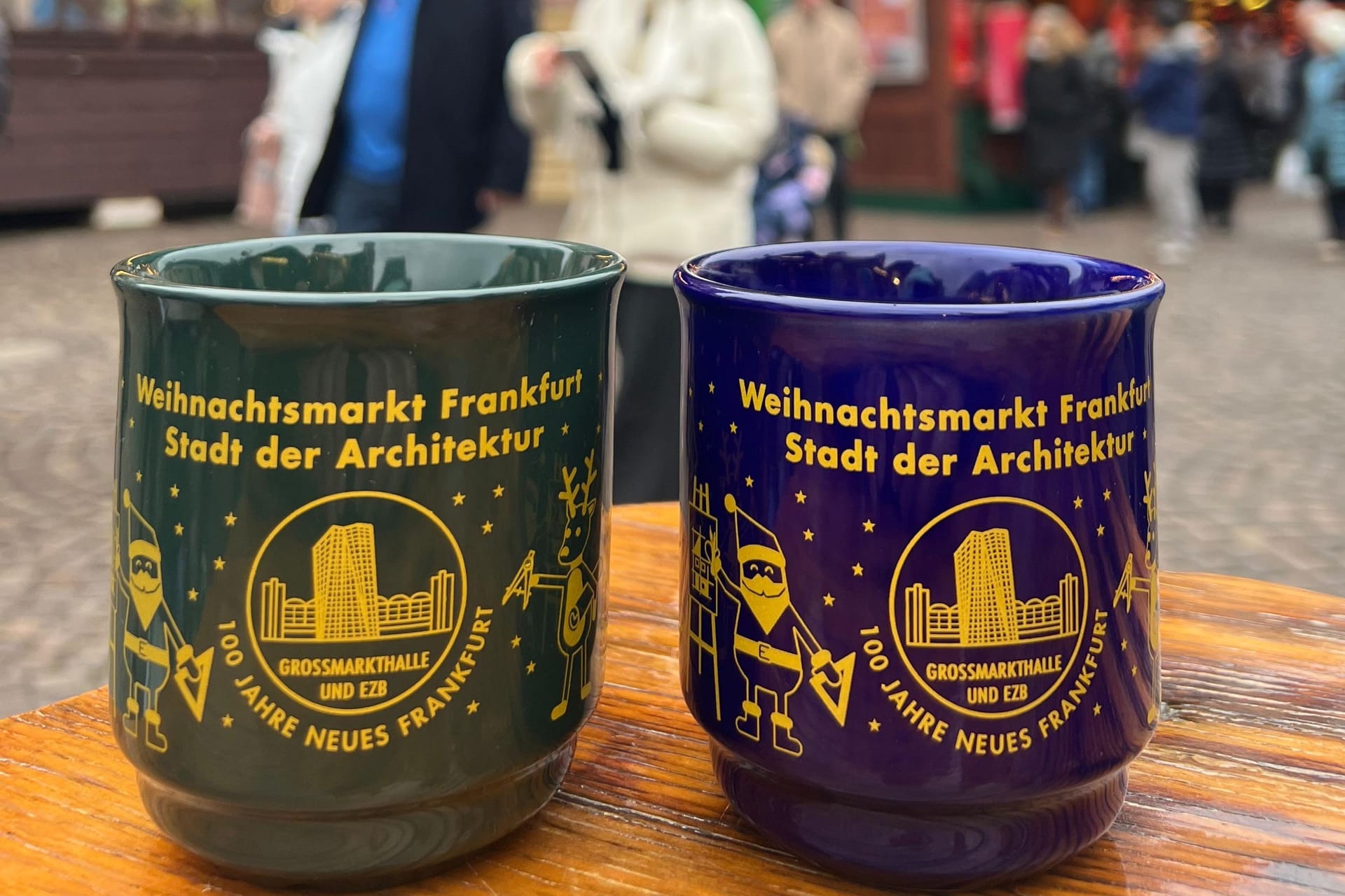 Auf dem Frankfurter Weihnachtsmarkt sind am Dienstag die neuen Tassen eingetroffen.