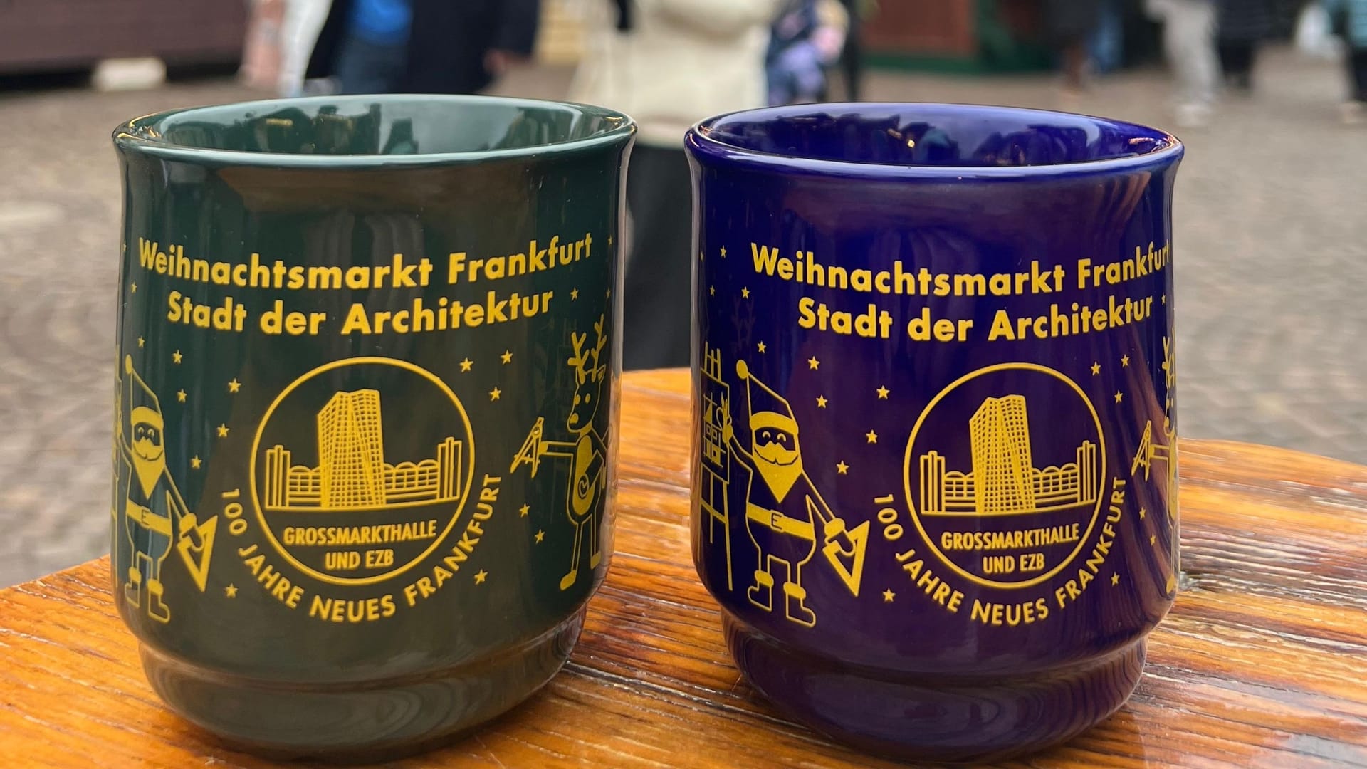 Auf dem Frankfurter Weihnachtsmarkt sind am Dienstag die neuen Tassen eingetroffen.