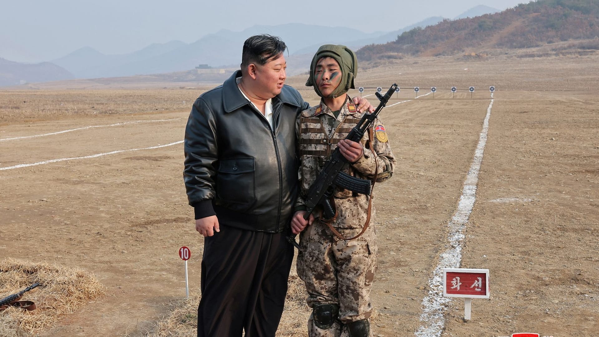 Der nordkoreanische Diktator Kim Jong-un mit dem Kämpfer einer Eliteeinheit.