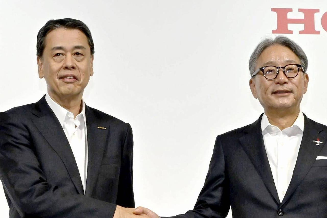 Nissan-Chef Makoto Uchida (l) und Honda-Chef Toshihiro Mibe: Ihre Zusammenarbeit könnte sich in der Zukunft vertiefen.