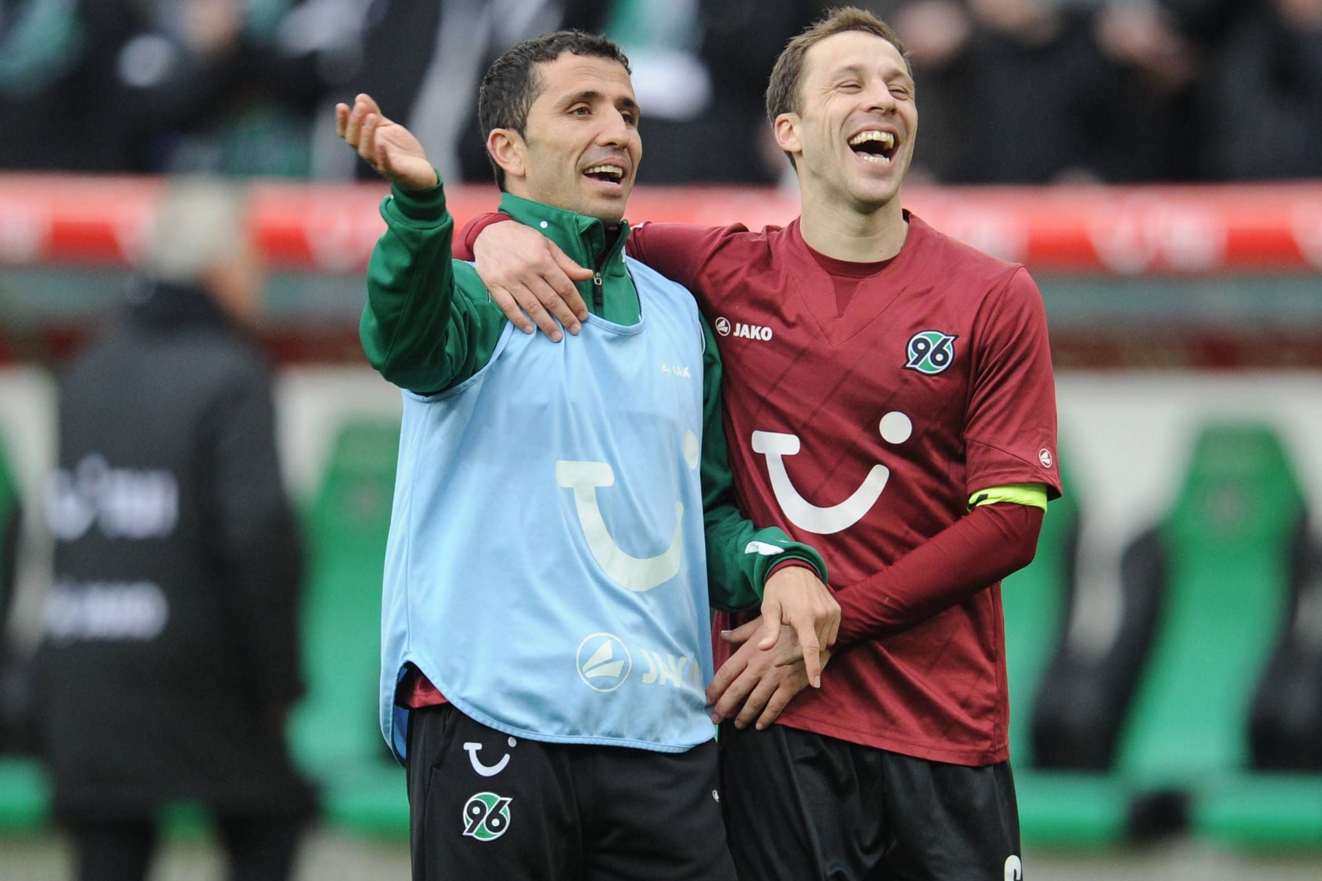 Altin Lala (l.) jubelt mit Steven Cherundolo (Archivbild): Der US-Amerikaner ist offen dafür, noch einmal für Hannover 96 zu arbeiten.