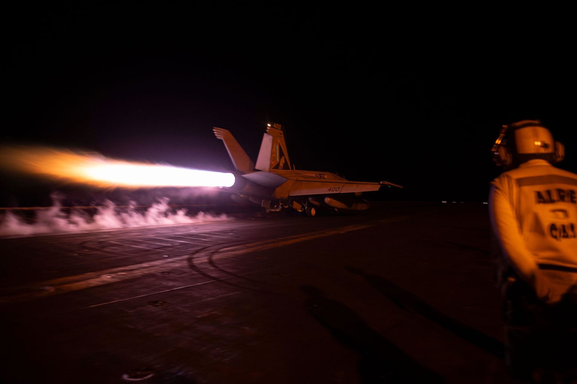 Auf diesem von der US Navy heraus gegebenem Bild startet ein F/A-18E Super Hornet-Kampfflugzeug der US-Marine vom Flugdeck des Nimitz-Klasse Flugzeugträgers USS Dwight D. Eisenhower zu einem nächtlichen Einsatz gegen die Huthi-Rebellen im Roten Meer. (Archivbild)