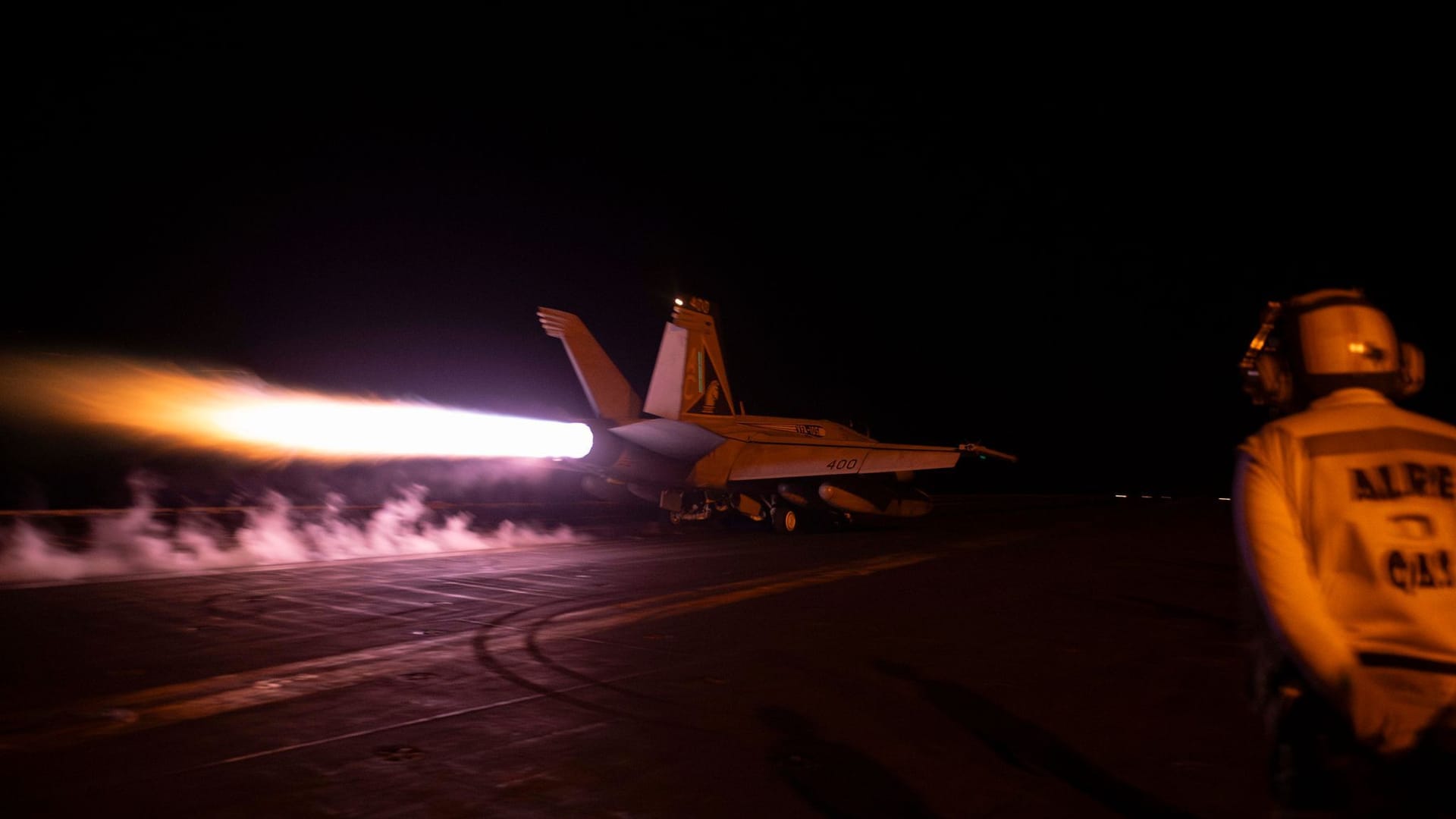 Auf diesem von der US Navy heraus gegebenem Bild startet ein F/A-18E Super Hornet-Kampfflugzeug der US-Marine vom Flugdeck des Nimitz-Klasse Flugzeugträgers USS Dwight D. Eisenhower zu einem nächtlichen Einsatz gegen die Huthi-Rebellen im Roten Meer. (Archivbild)