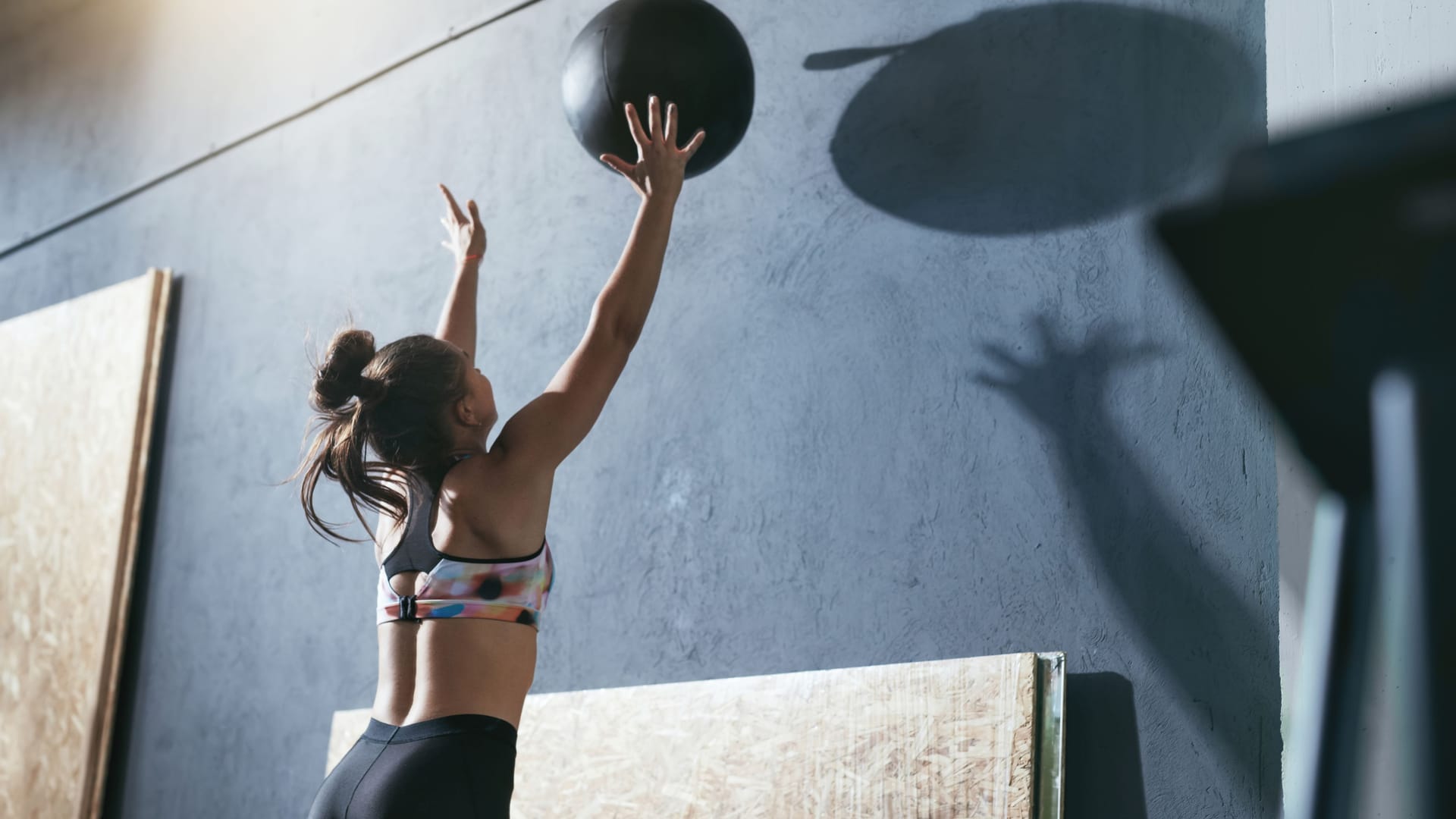 Wall Balls: Die Übung trainiert Beine, Rücken, Bauch und Arme.