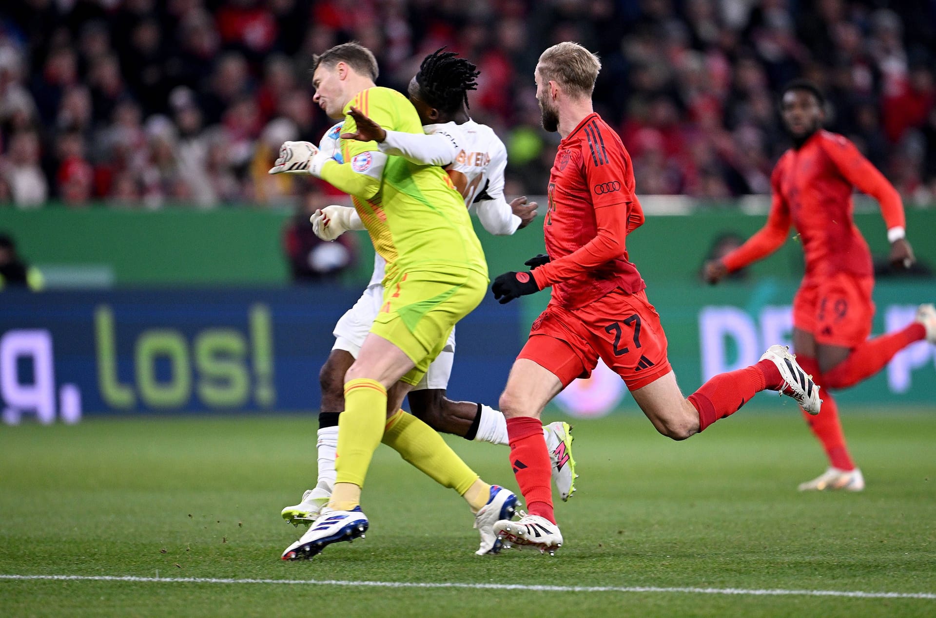 Verhängnisvoller Zusammenstoß: Für dieses Foul sah Manuel Neuer in der 17. Minute die Rote Karte.