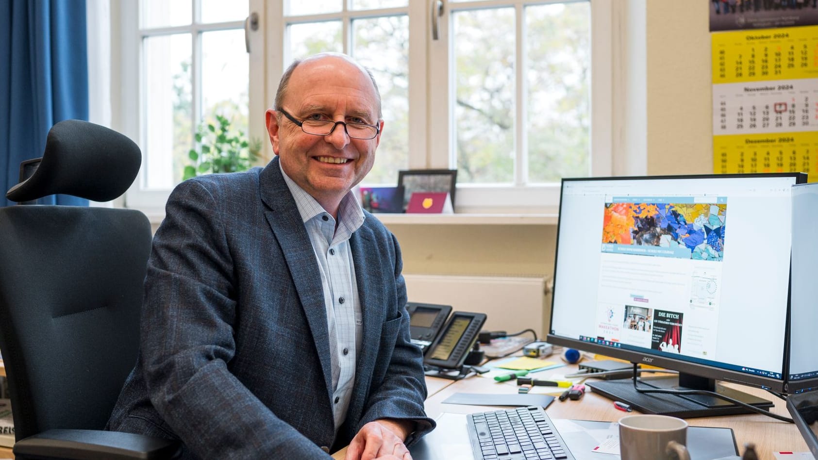 Reiner Geißdörfer, Schulleiter des Dürer Gymnasiums, in seinem Büro.