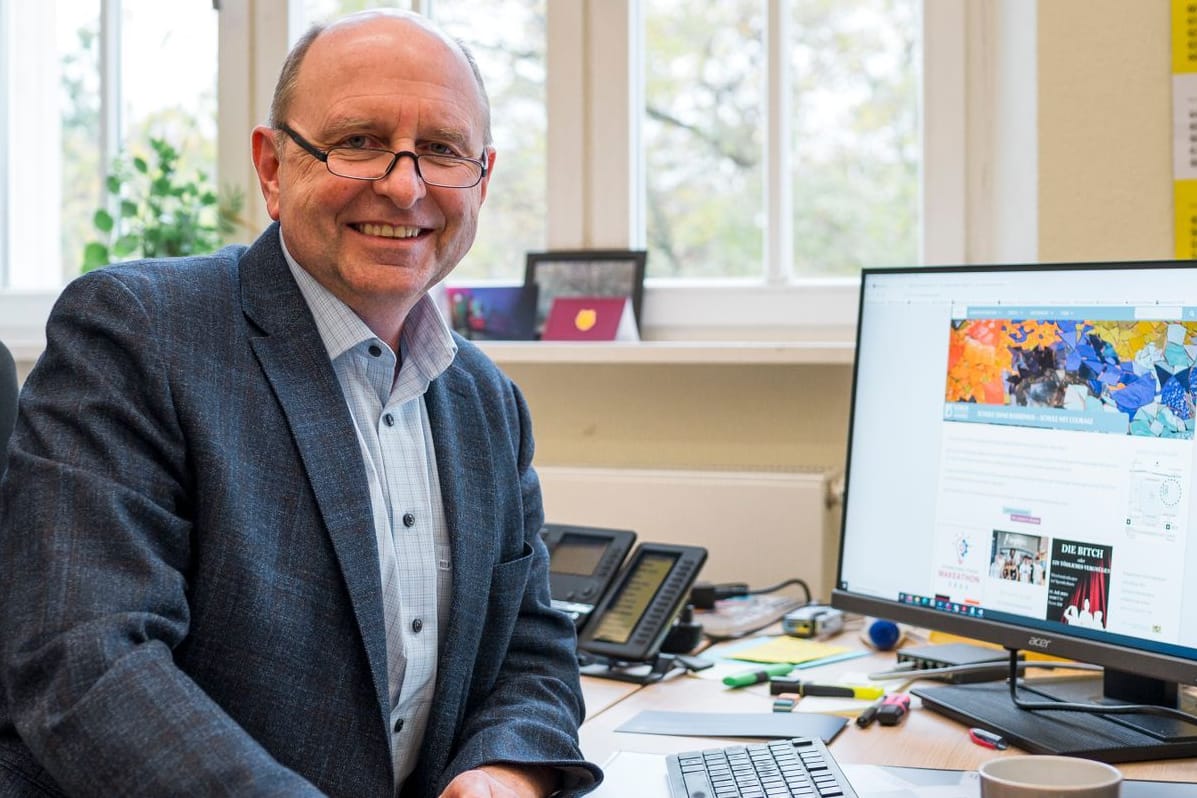 Reiner Geißdörfer, Schulleiter des Dürer Gymnasiums, in seinem Büro.