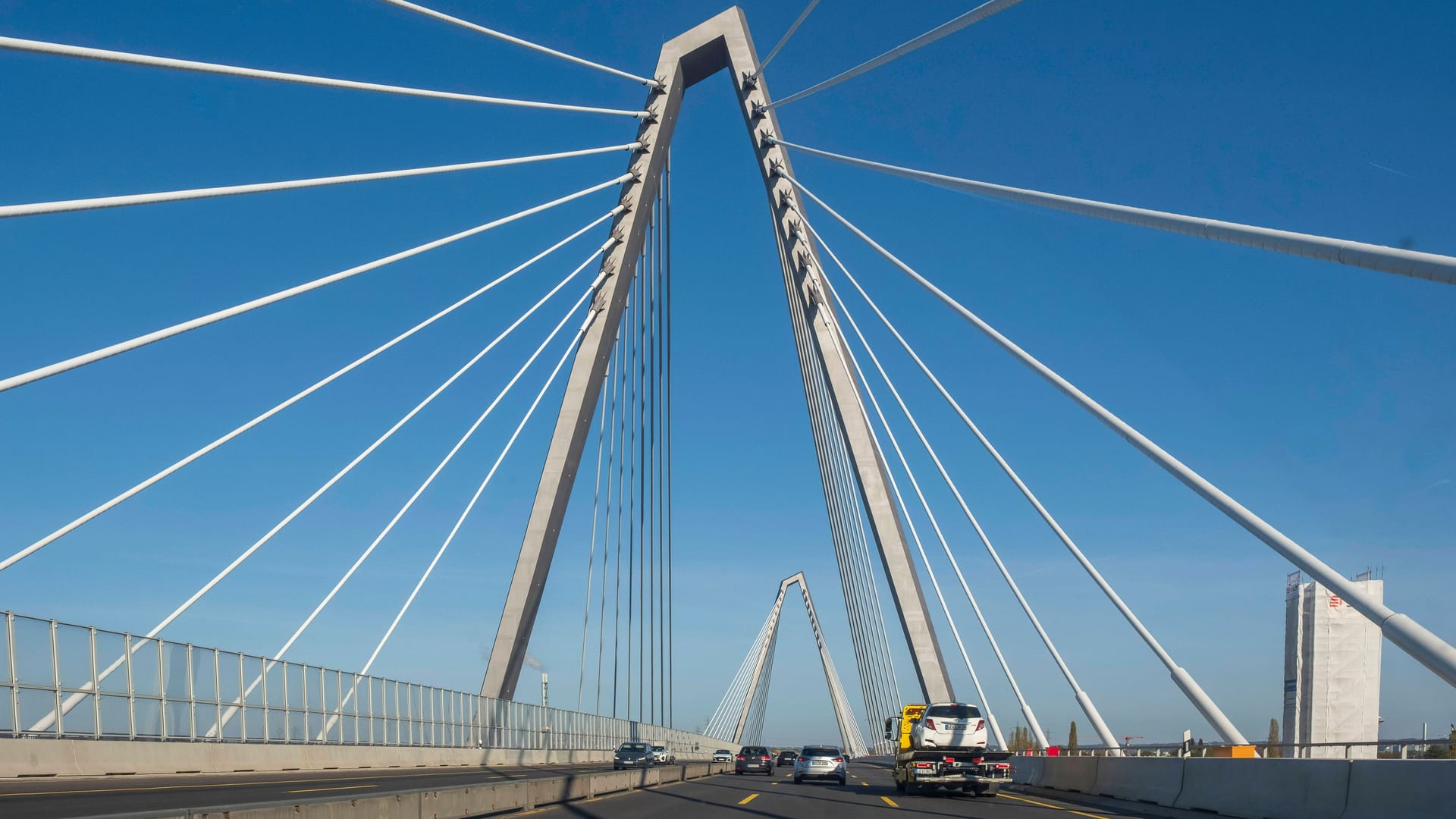 Die Rheinbrücke bei Leverkusen (Symbolfoto): 2027 soll sie fertig sein.