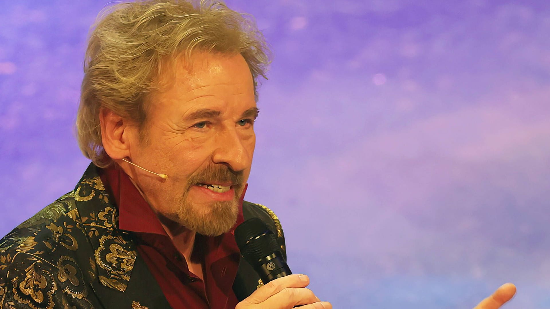 Thomas Gottschalk teilte auf einer Veranstaltung jetzt in mehrere Richtungen aus. Thomas Gottschalk teilte auf einer Veranstaltung jetzt in mehrere Richtungen aus.