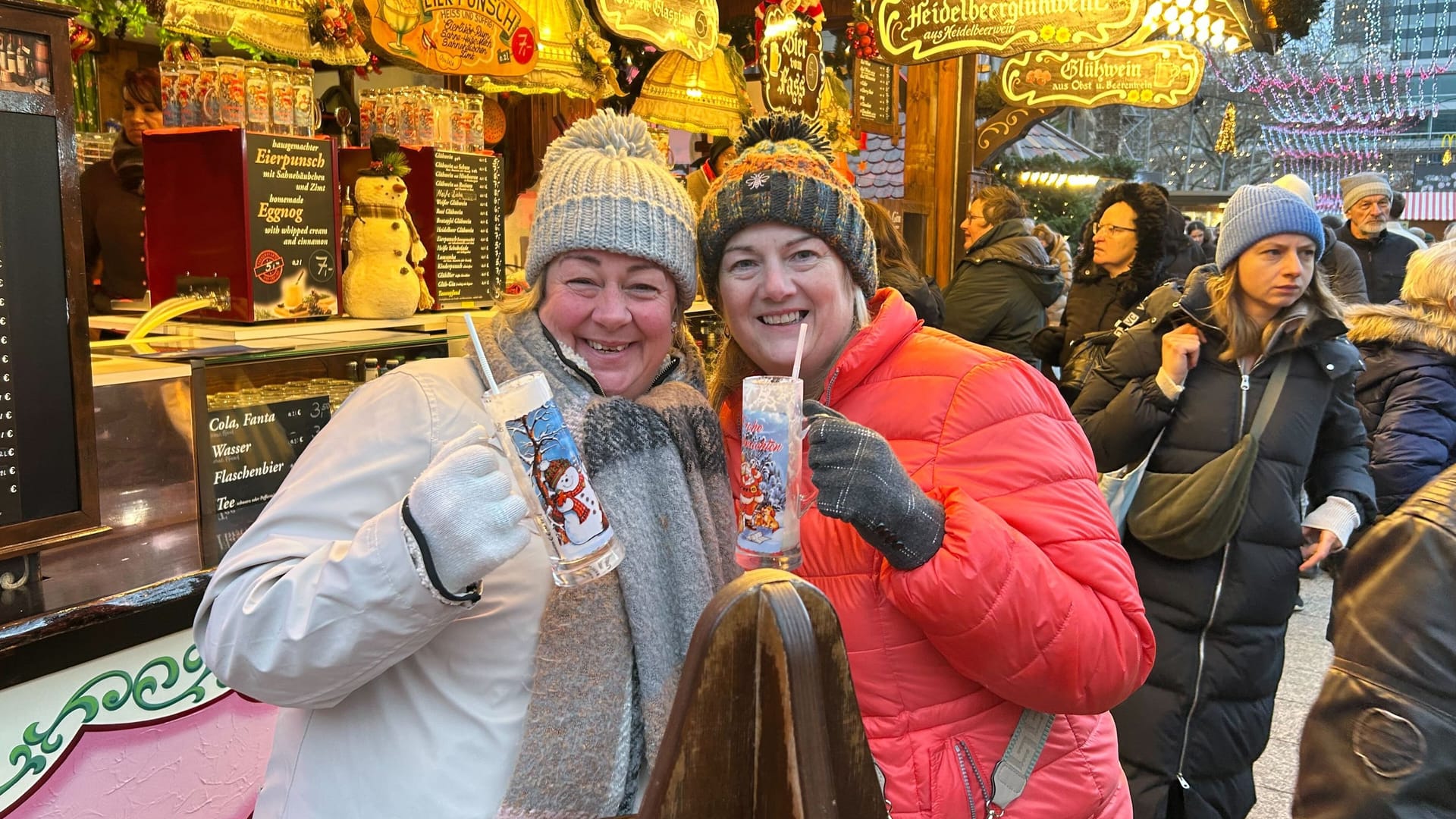 Sarah (l.) und Debbie aus Belfast: Eierpunsch gegen Terror-Sorgen.