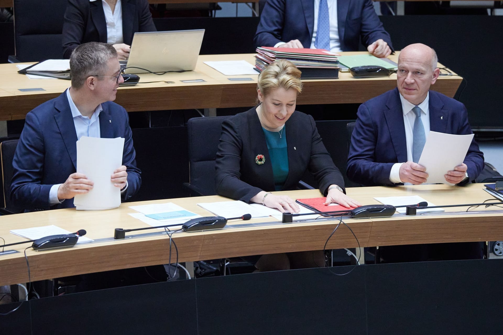 Stefan Evers (l-r, CDU), Finanzsenator, Franziska Giffey (SPD), Wirtschaftssenatorin, und Kai Wegner (CDU), Regierender Bürgermeister von Berlin: Hier sitzen sie im Abgeordnetenhaus.