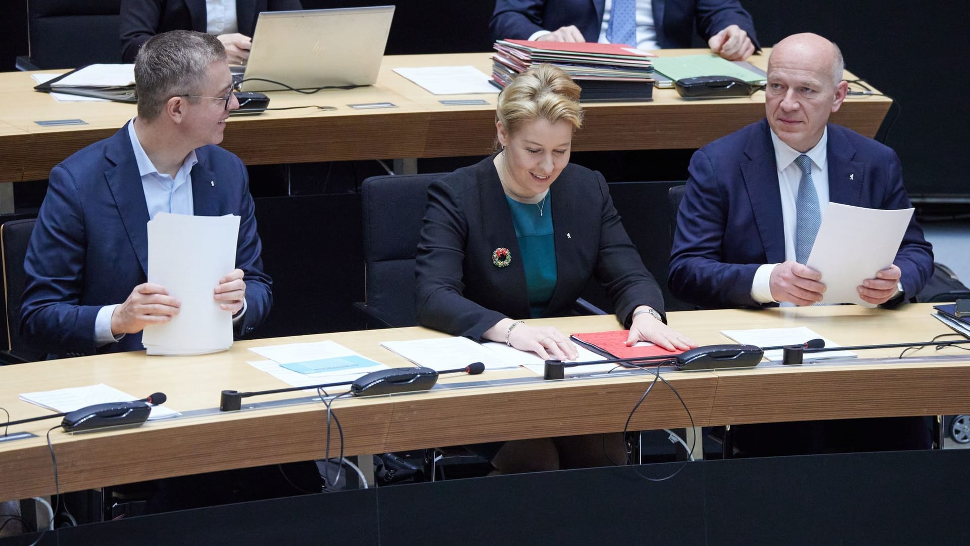 Stefan Evers (l-r, CDU), Finanzsenator, Franziska Giffey (SPD), Wirtschaftssenatorin, und Kai Wegner (CDU), Regierender Bürgermeister von Berlin: Hier sitzen sie im Abgeordnetenhaus.