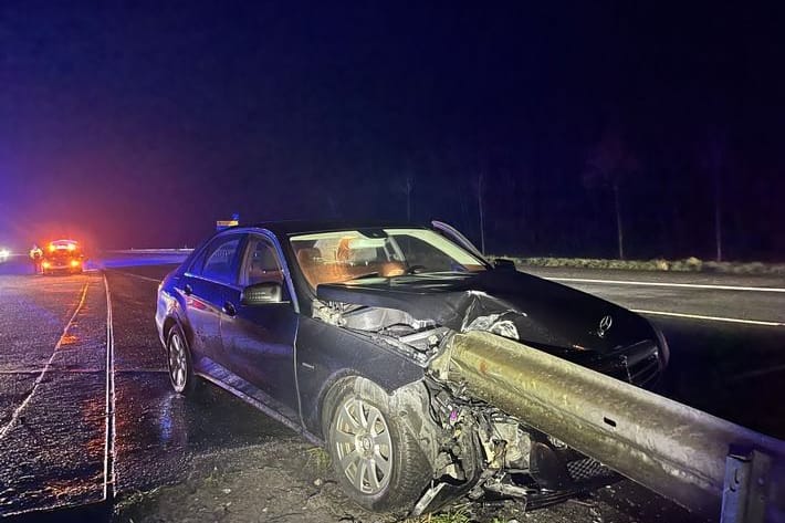 Unfall auf der Bundesstraße 6: Ein Autofahrer krachte bei Bremerhaven in die Leitplanke.