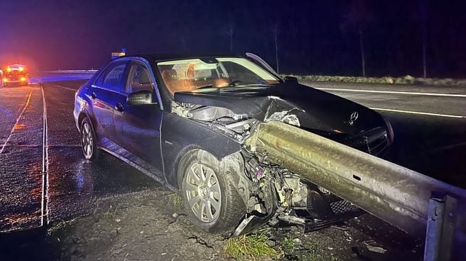 Unfall auf der Bundesstraße 6: Ein Autofahrer krachte bei Bremerhaven in die Leitplanke.