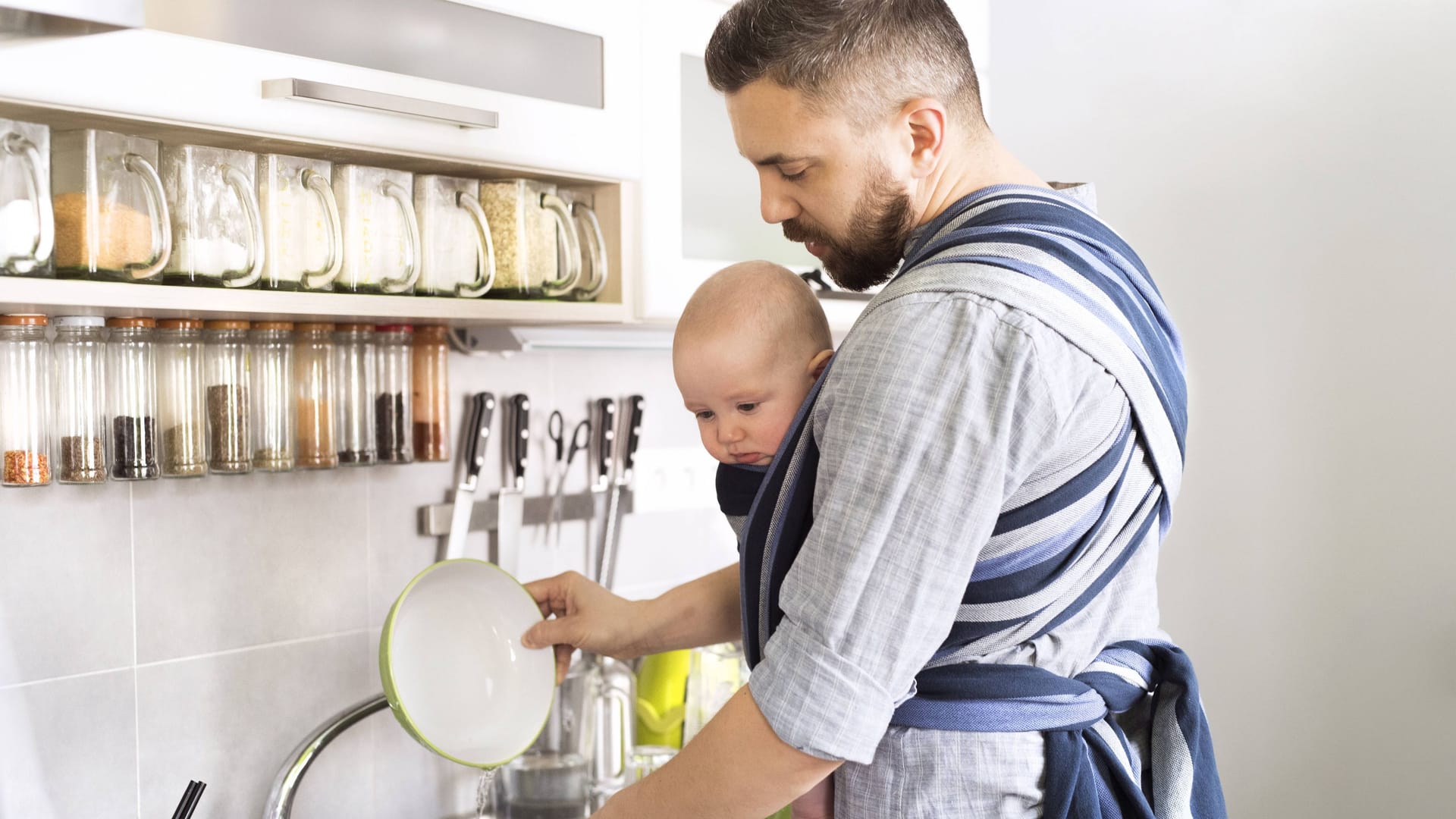 Papa und Baby machen den Abwasch (Symbolbild): Berliner Eltern haben ihren Kindern 2024 zwei Namen besonders gern gegeben.