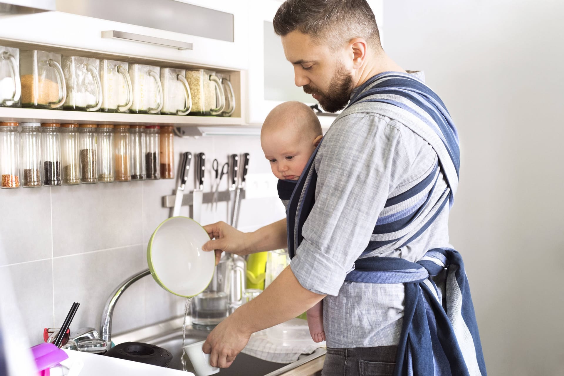 Papa und Baby machen den Abwasch (Symbolbild): Berliner Eltern haben ihren Kindern 2024 zwei Namen besonders gern gegeben.