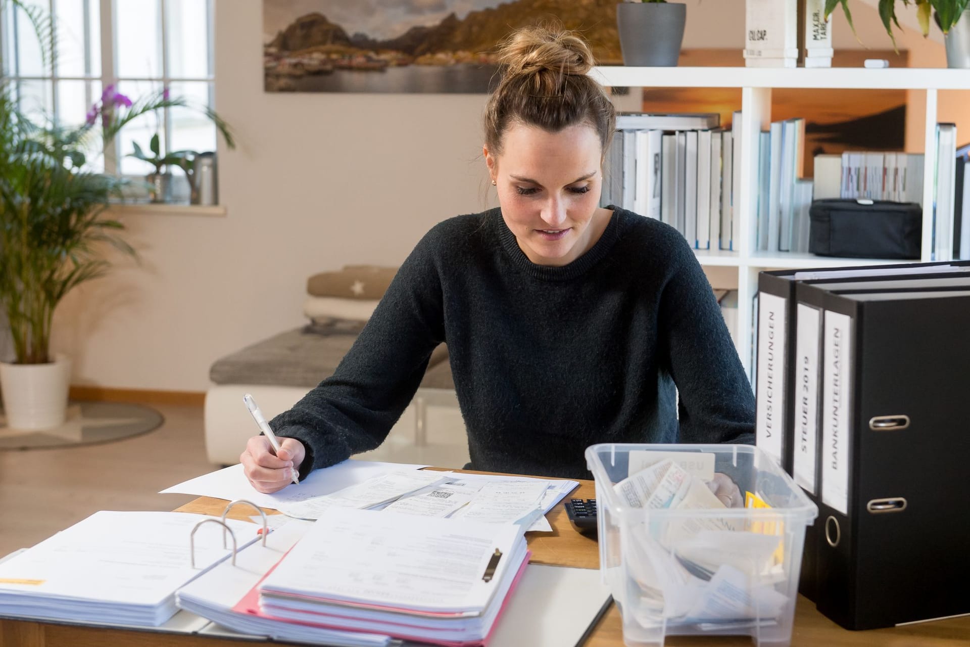 Eine Frau arbeitet an einem Schreibtisch