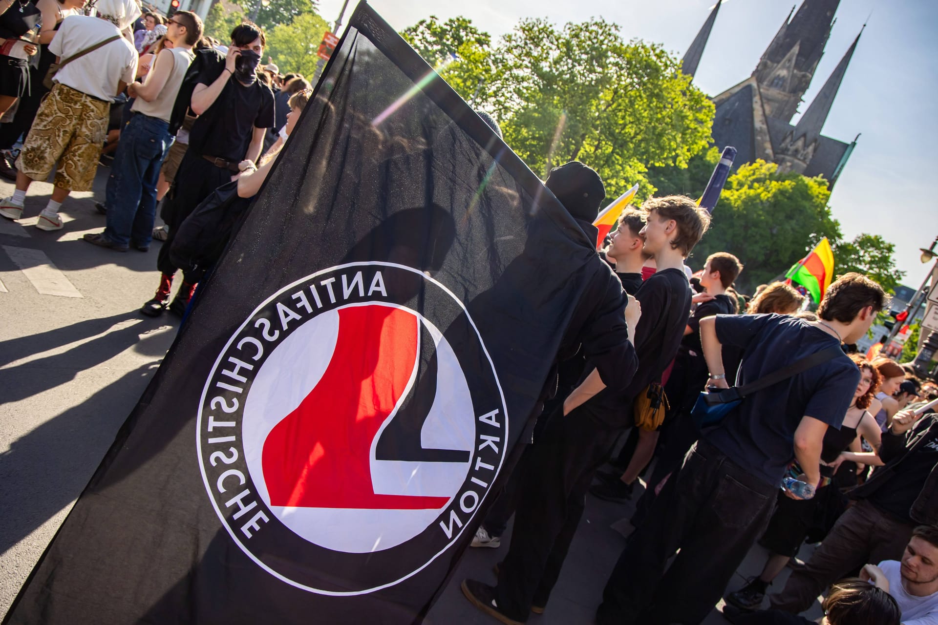 Menschen in Kreuzberg vor der Revolutionären Demontration in Berlin (Archivbild): In den 1990er-Jahren soll es zu Missbrauch innerhalb der Antifa in Berlin gekommen sein.