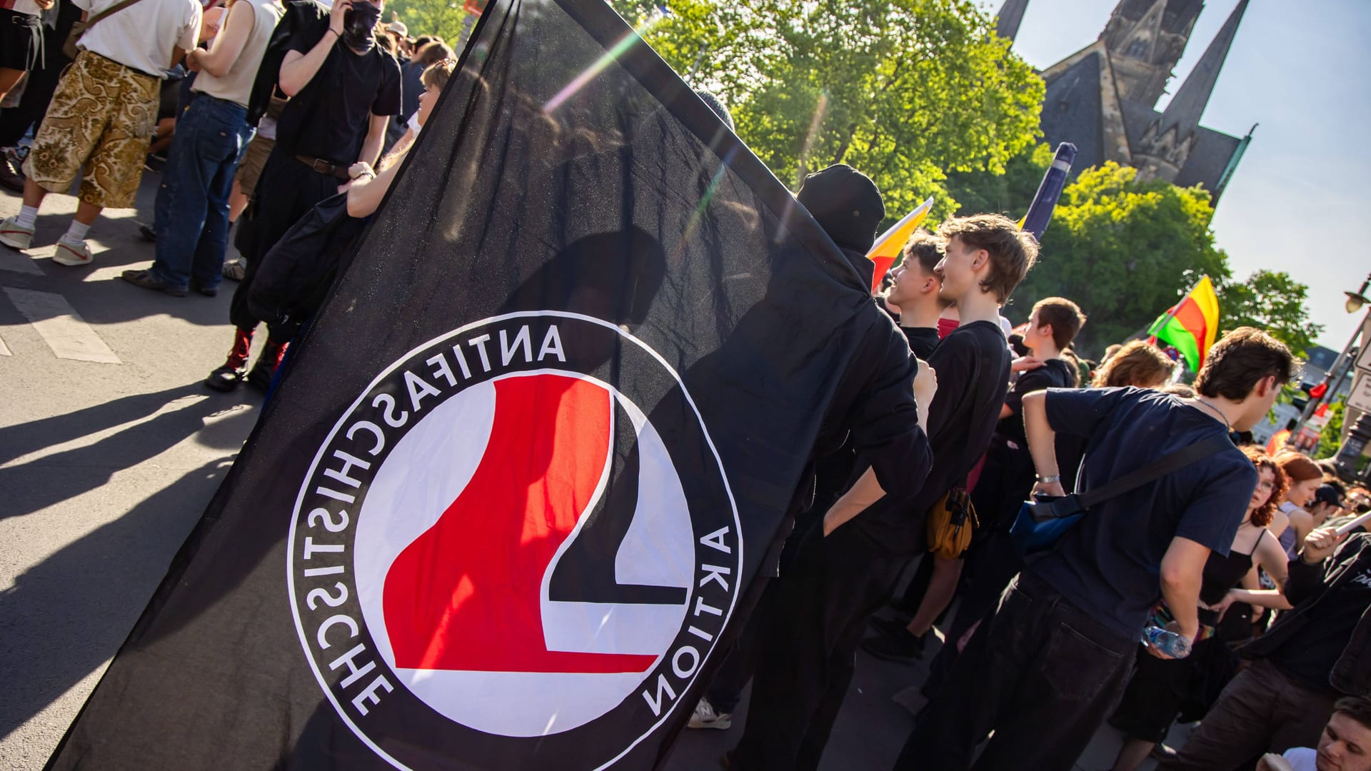 Menschen in Kreuzberg vor der Revolutionären Demontration in Berlin (Archivbild): In den 1990er-Jahren soll es zu Missbrauch innerhalb der Antifa in Berlin gekommen sein.