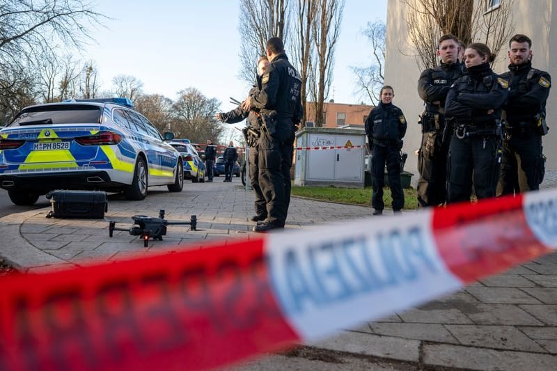 Polizisten stehen hinter einem Absperrband: Mit einer Drohne wurde die Umgebung rund um den Fundort abgesucht.