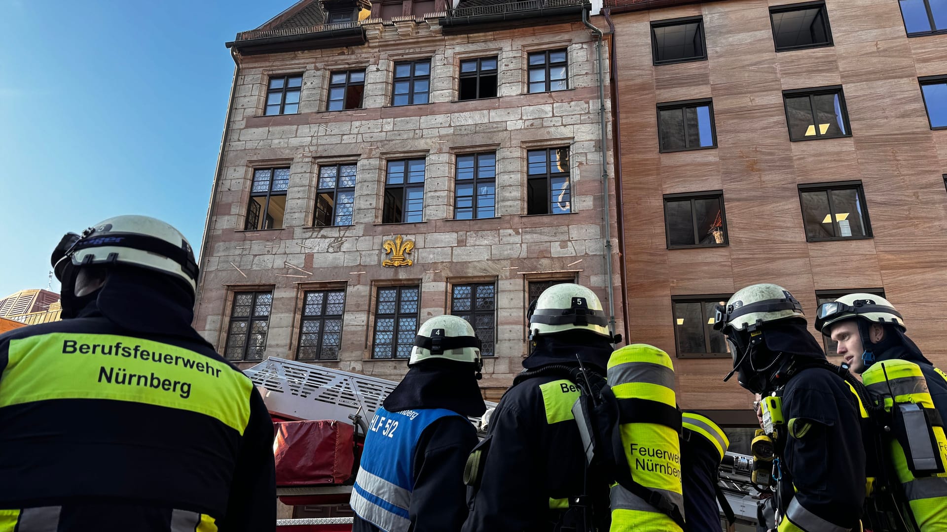 Blick auf das Pfarramt: Die Feuerwehr brachte zwei Drehleitern in Stellung.