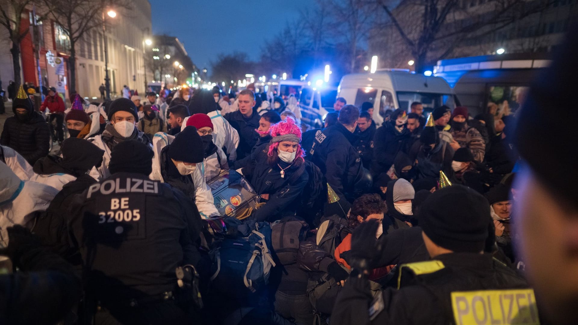 10.12.2024, Berlin: Aktivisten werden während einer Demonstration der Gruppe "Ende Gelände" gegen den «World LNG Summit» der Gasindustrie und Flüssiggasanbieter in Berlin von der Polizei zurückgedrängt. Der Gasenergiegipfel findet vom 9. bis 12. Dezember im Hotel Adlon statt.