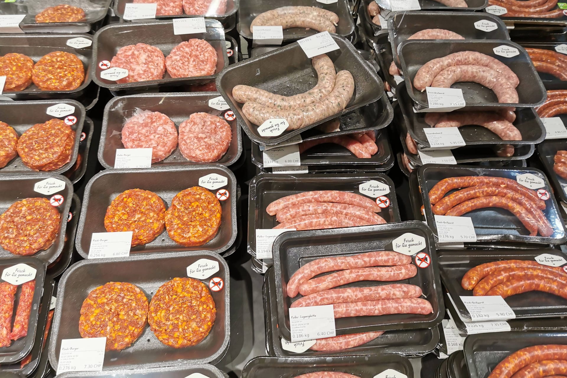 Fleisch- und Wurstwaren in einem Supermarkt (Archivbild): Die beiden Tatverdächtigen wurden angezeigt.