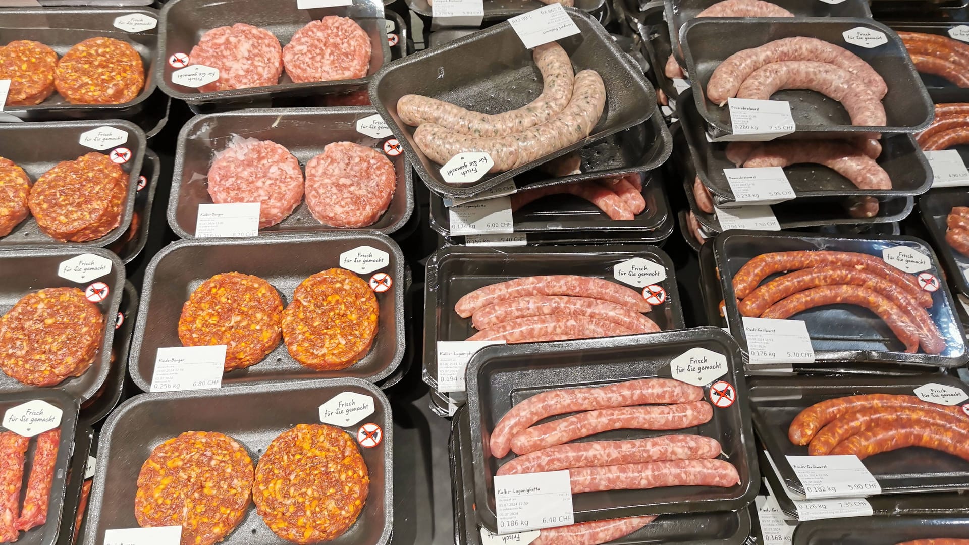 Fleisch- und Wurstwaren in einem Supermarkt (Archivbild): Die beiden Tatverdächtigen wurden angezeigt.