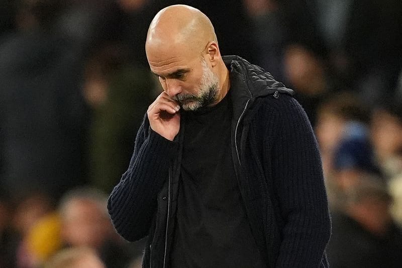 Pep Guardiola, Trainer von Manchester City, reagiert an der Seitenlinie.