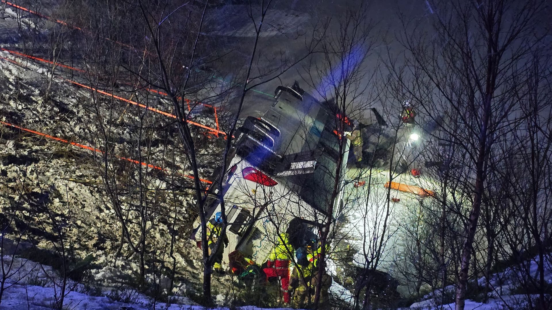 Rettungskräfte arbeiten am Ort des Unfalls. Bei einem Busunglück in Norwegen sind drei Menschen ums Leben gekommen und mehrere Personen schwer verletzt worden. Das Fahrzeug sei von einer Straße abgekommen und teilweise in einen See geraten, teilte die Polizei mit. An Bord waren mehrere ausländische Staatsbürger.