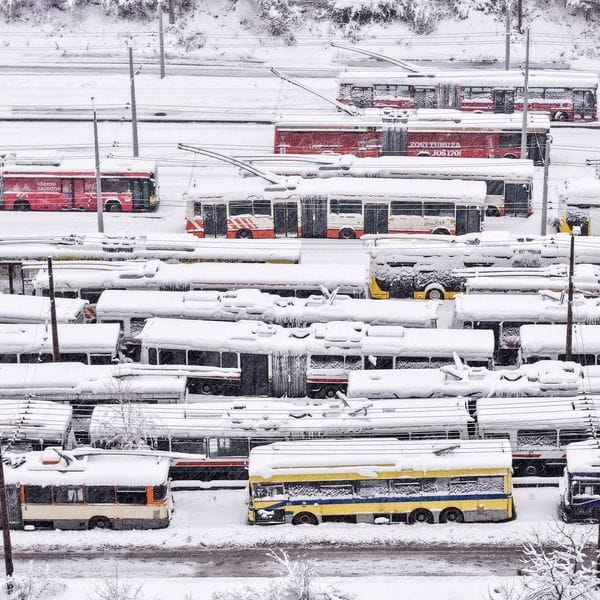 Eine Luftaufnahme von geparkten Oberleitungsbussen bei starkem Schneefall in Sarajevo.