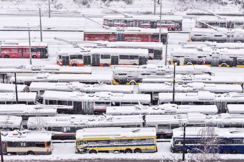 Eine Luftaufnahme von geparkten Oberleitungsbussen bei starkem Schneefall in Sarajevo.