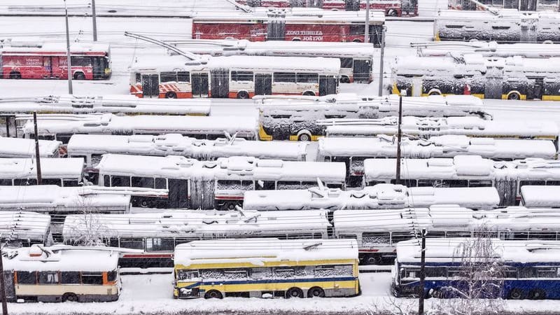 Eine Luftaufnahme von geparkten Oberleitungsbussen bei starkem Schneefall in Sarajevo.