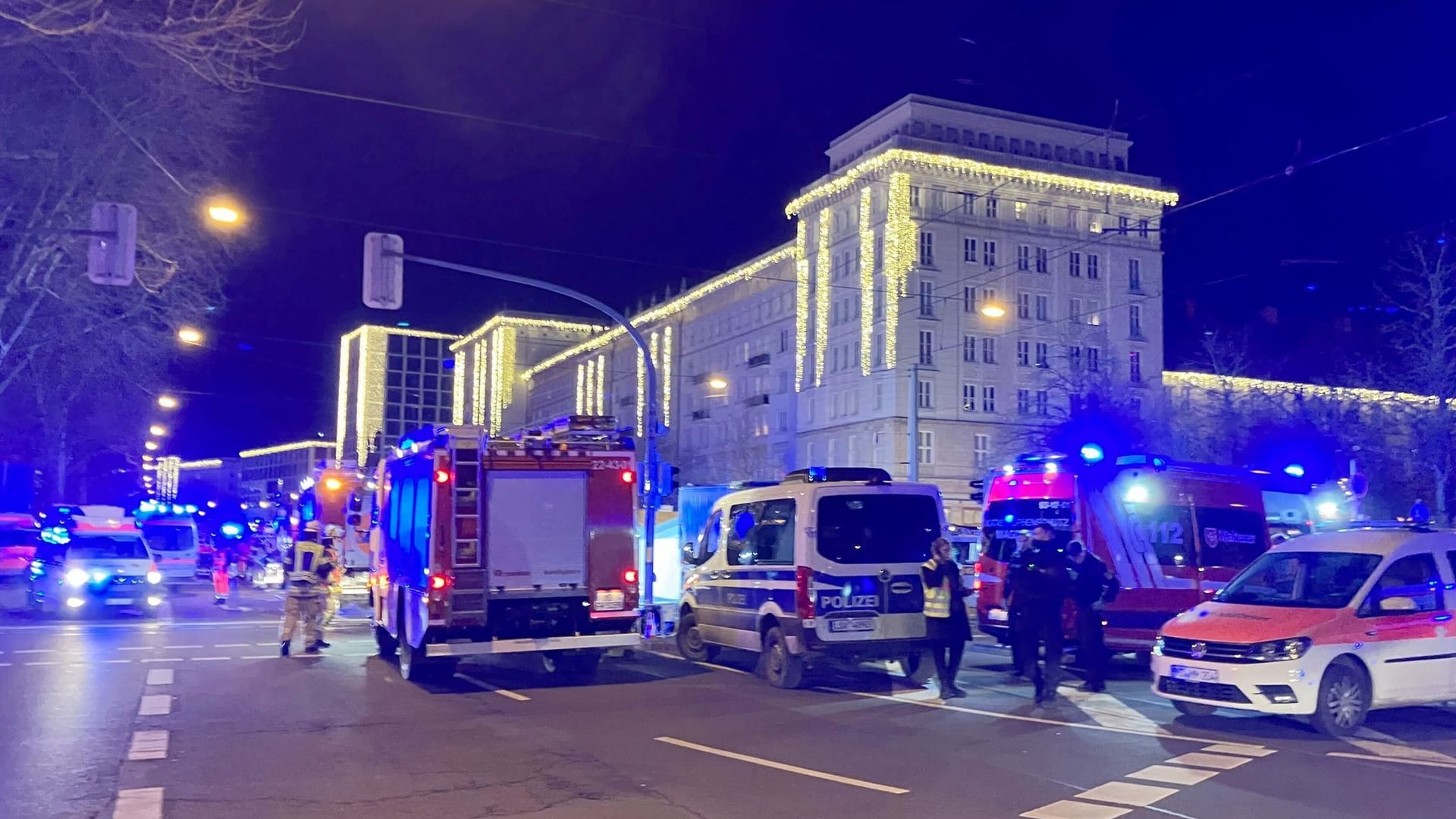 Auto fährt in Menschenmenge auf Magdeburger Weihnachtsmarkt