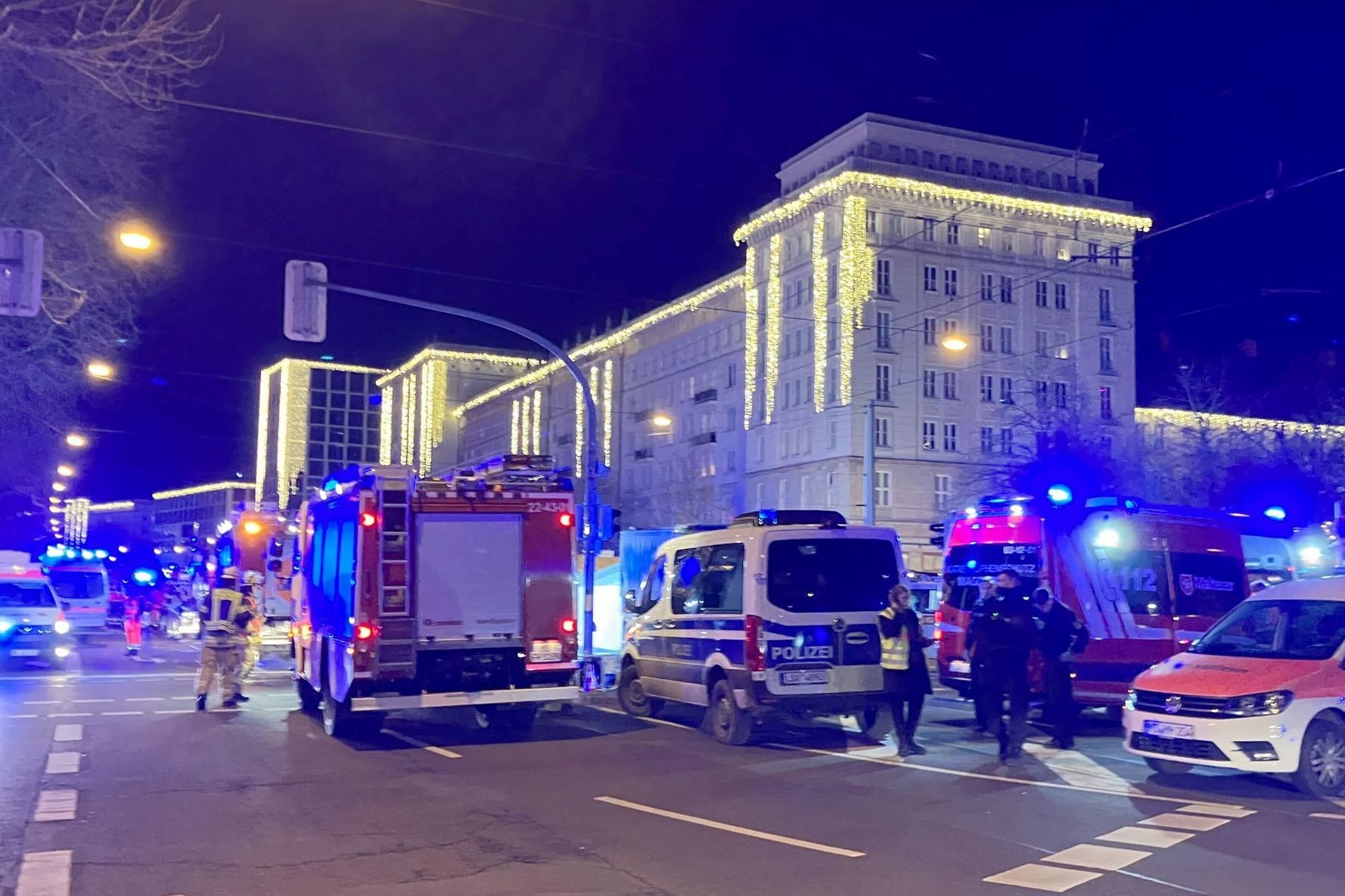 Auto fährt in Menschenmenge auf Magdeburger Weihnachtsmarkt