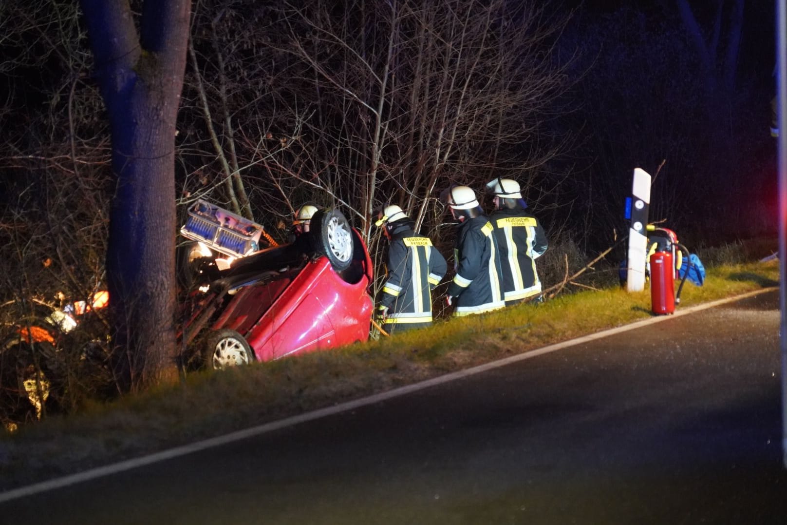 Schwerer Unfall im Landkreis Neumarkt in der Oberpfalz: Eine Autofahrerin kam von der Fahrbahn ab und prallte mit ihrem Fahrzeug gegen einen Baum.