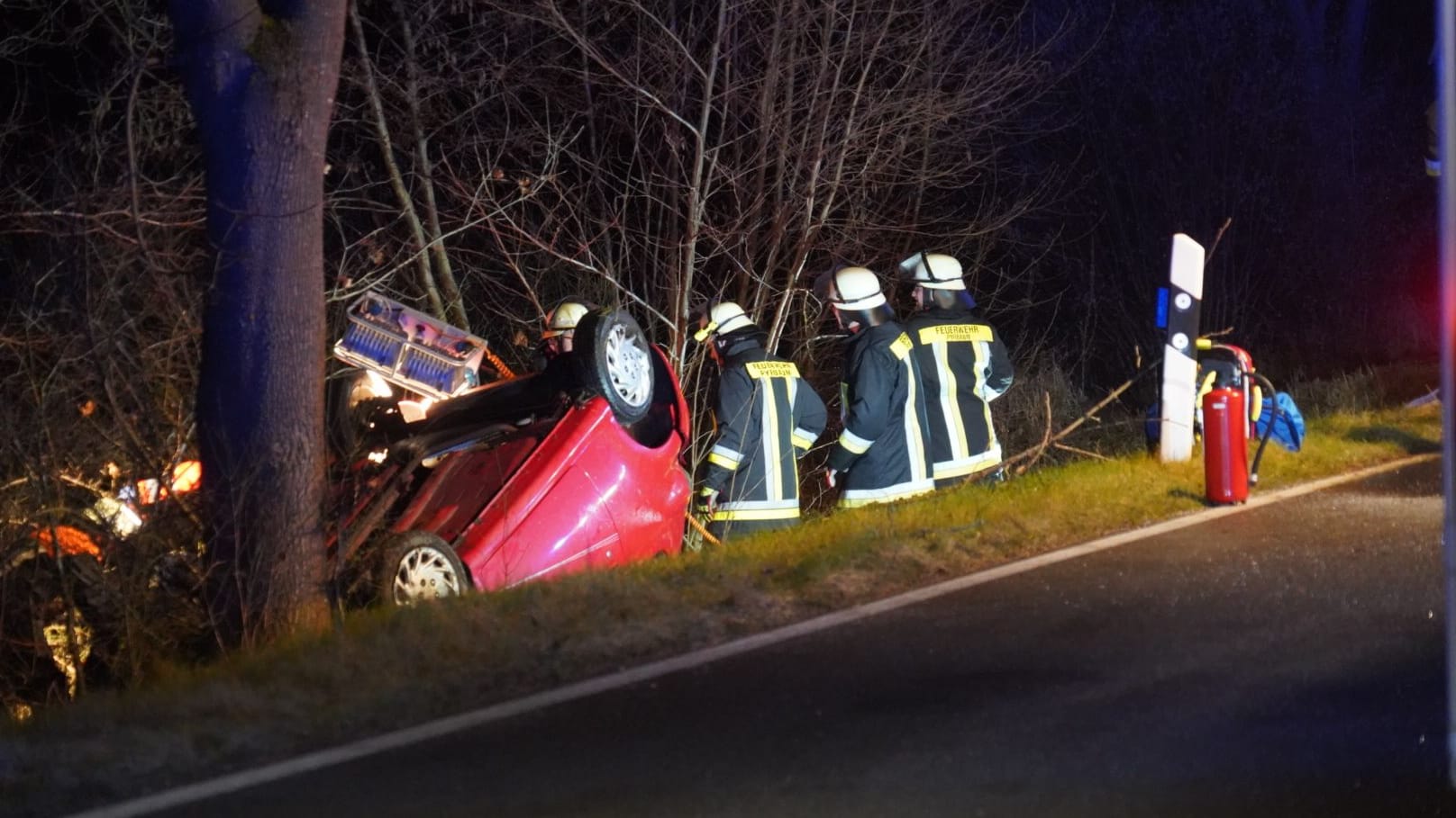 Schwerer Unfall im Landkreis Neumarkt in der Oberpfalz: Eine Autofahrerin kam von der Fahrbahn ab und prallte mit ihrem Fahrzeug gegen einen Baum.