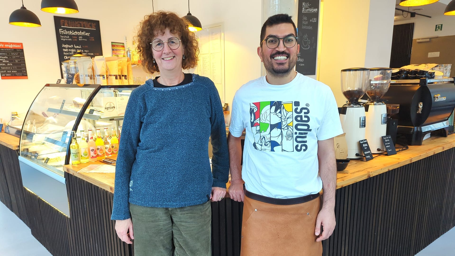 Signcafé-Inhaberin Angela Helbig mit Zeredesit Omar.