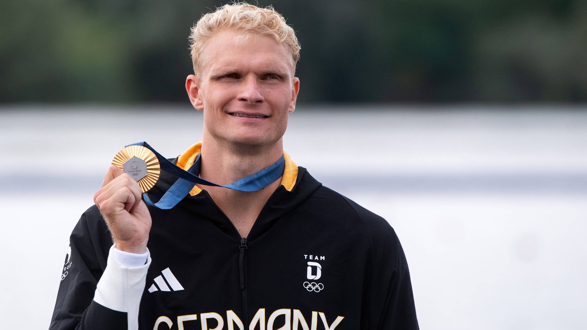 Oliver Zeidler mit seiner Goldmedaille in Paris: Es sollte nicht die letzte Auszeichnung des Ruderers bleiben.