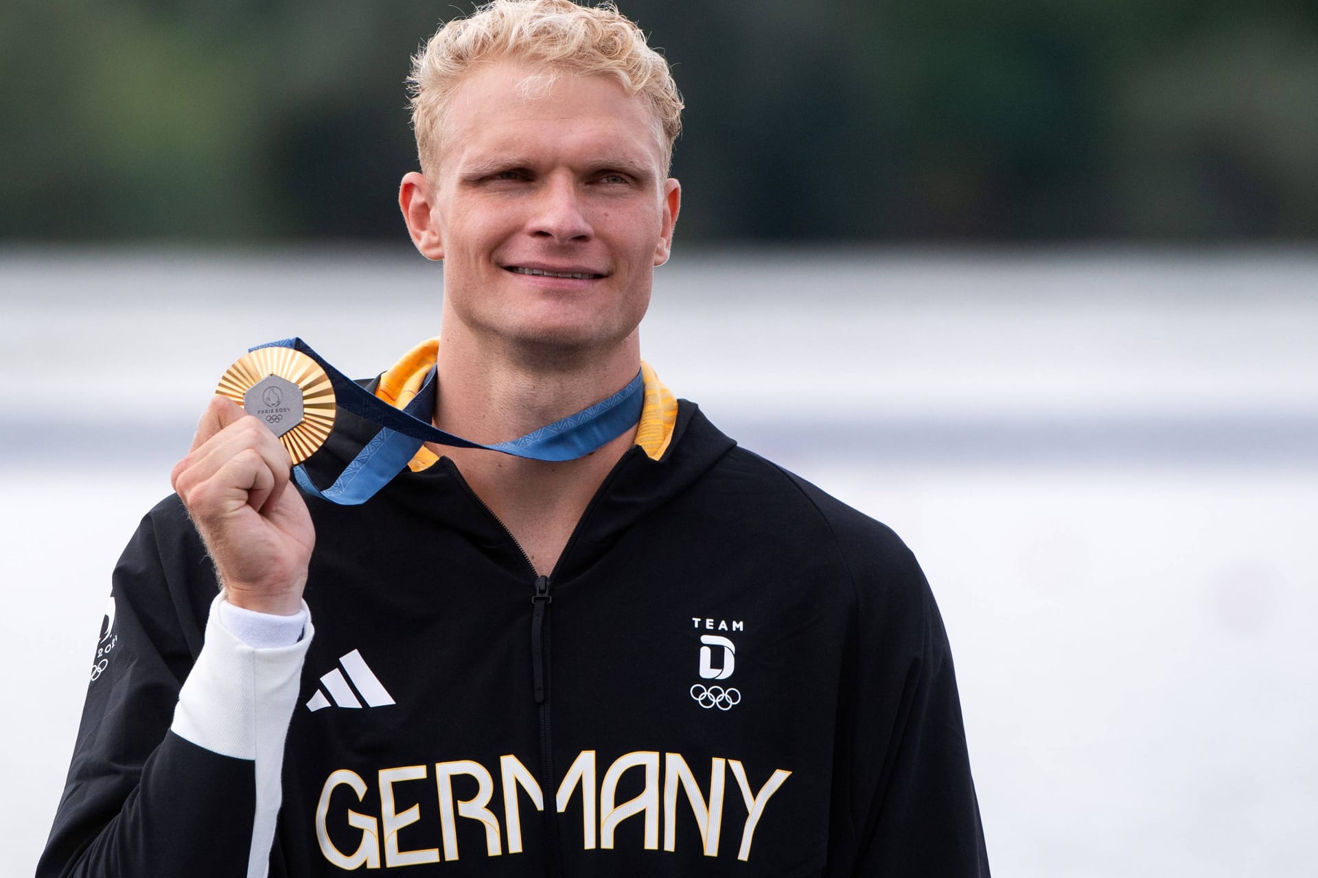 Oliver Zeidler mit seiner Goldmedaille in Paris: Es sollte nicht die letzte Auszeichnung des Ruderers bleiben.