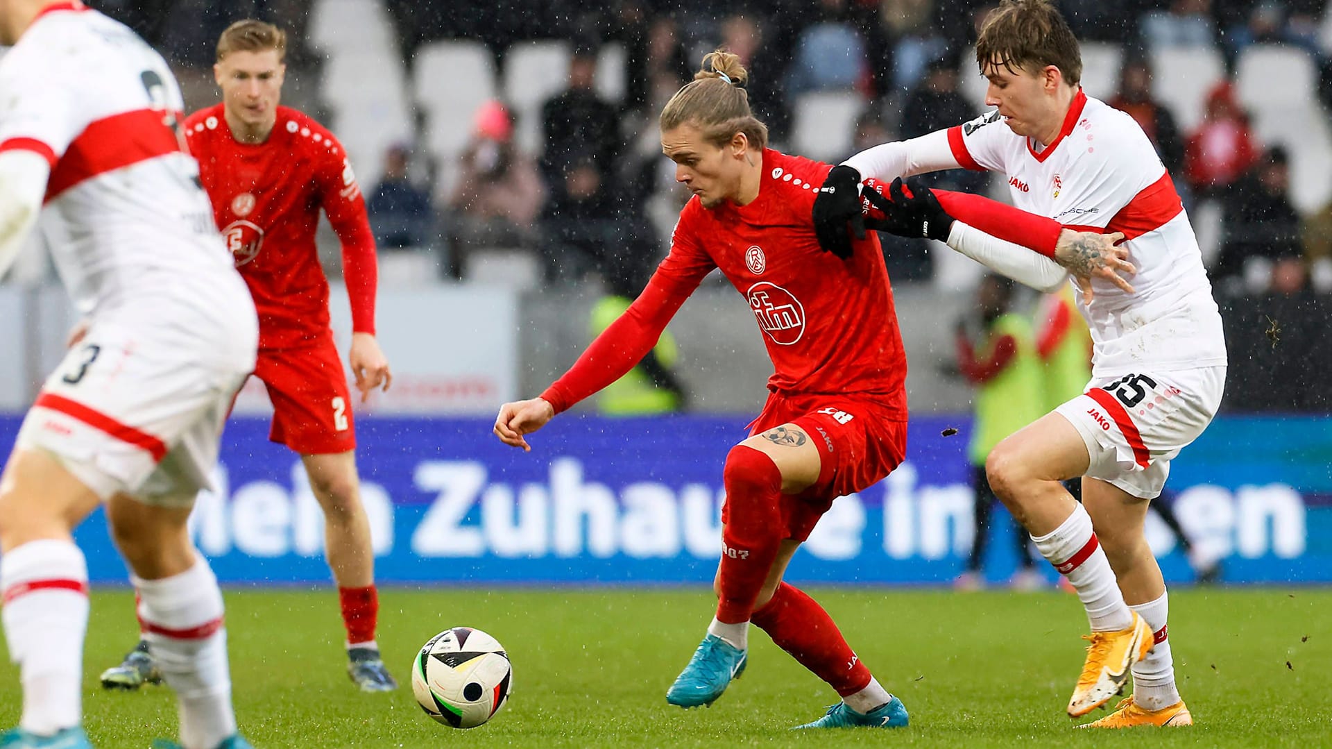 Spieler im Zweikampf beim Spiel zwischen Essen und Stuttgarts U23: Vor der Partie kam es zu einer Grenzüberschreitung auf der Tribüne.