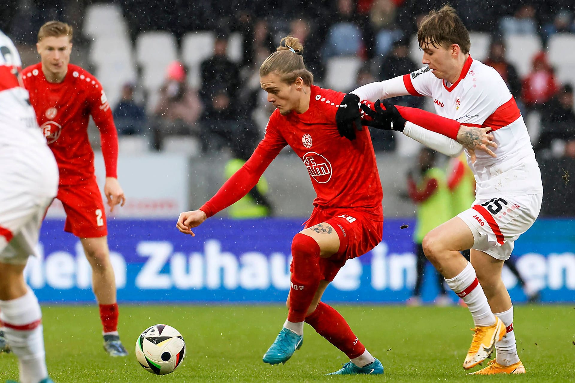 Spieler im Zweikampf beim Spiel zwischen Essen und Stuttgarts U23: Vor der Partie kam es zu einer Grenzüberschreitung auf der Tribüne.