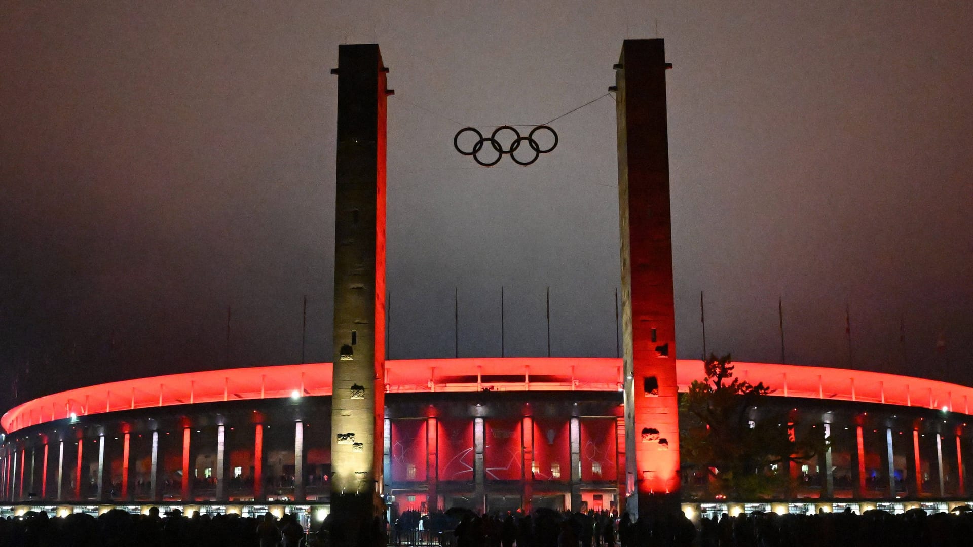 Fussball, Herren, Saison 2023/2024, UEFA Champions League Gruppe C, 3. Spieltag, 1. FC Union Berlin - SSC Neapel 0:1, das rot erleuchtete Olympiastadion, 24.10. 2023,