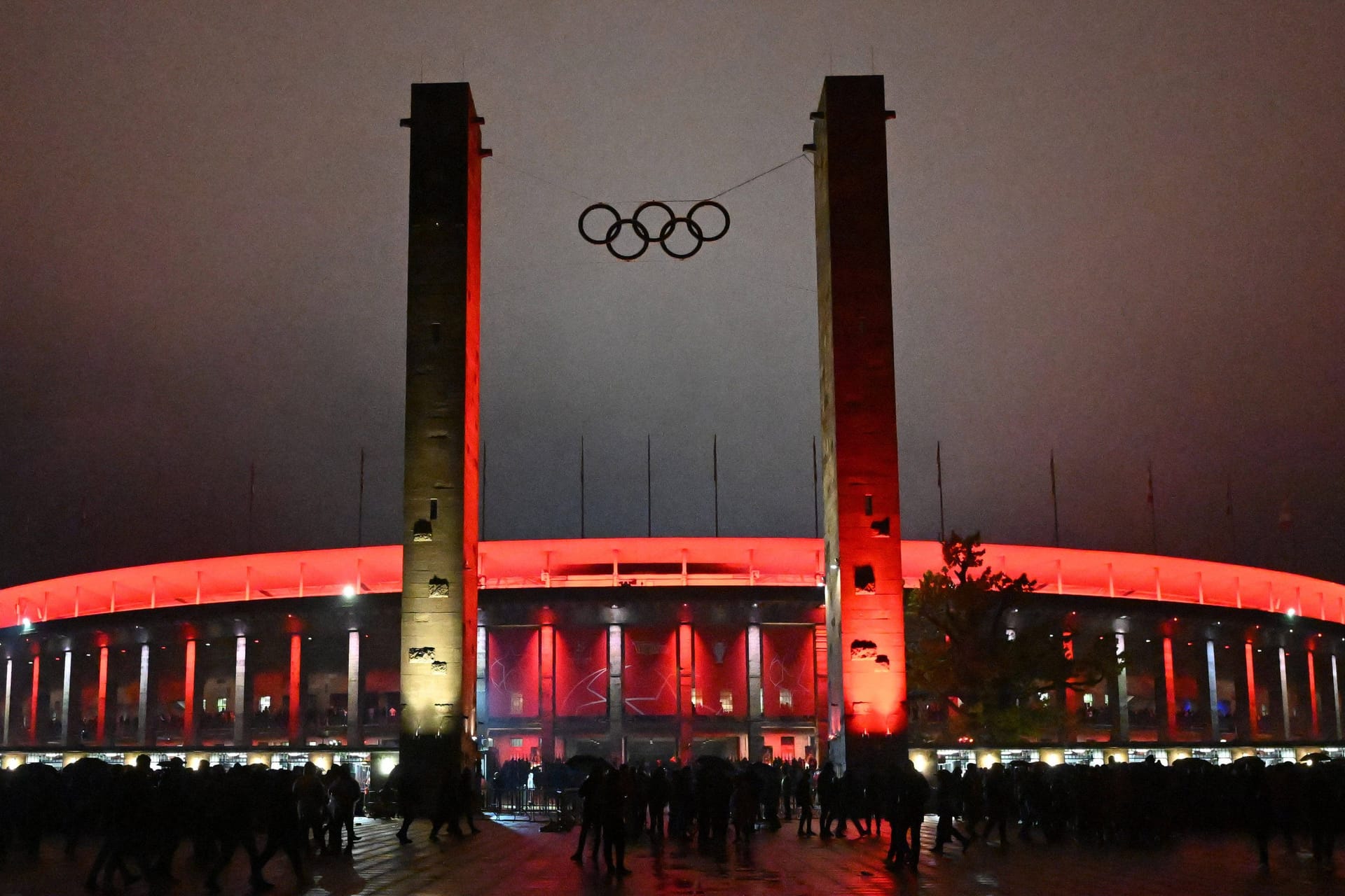 Fussball, Herren, Saison 2023/2024, UEFA Champions League Gruppe C, 3. Spieltag, 1. FC Union Berlin - SSC Neapel 0:1, das rot erleuchtete Olympiastadion, 24.10. 2023,