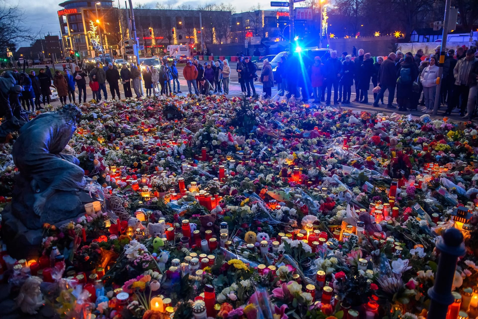 Menschen stehen vor der Johanniskirche: Bei dem Anschlag auf dem Weihnachtsmarkt in Magdeburg wurde auch ein neunjähriger Junge aus Niedersachsen getötet.