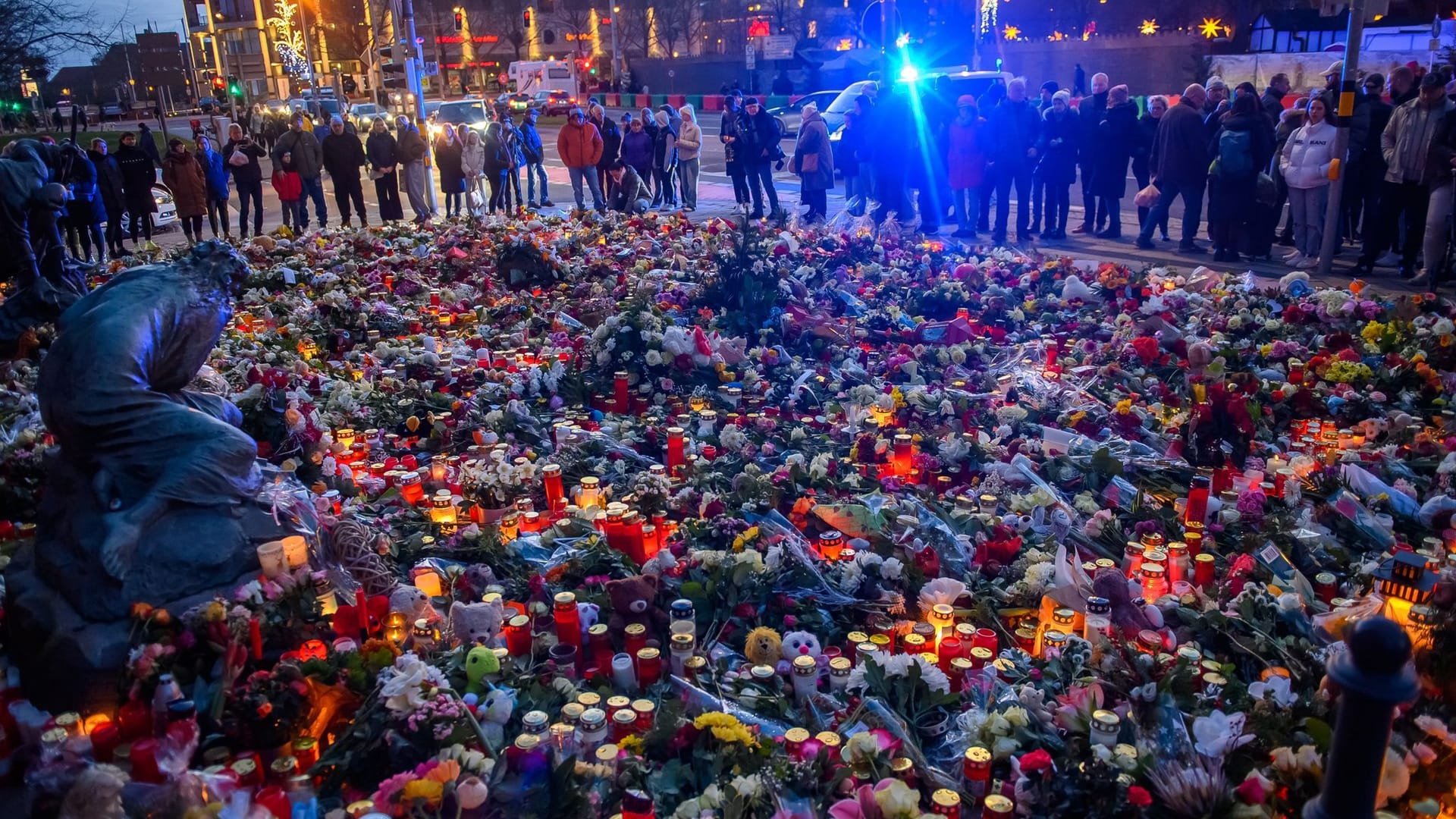 Menschen stehen vor der Johanniskirche: Bei dem Anschlag auf dem Weihnachtsmarkt in Magdeburg wurde auch ein neunjähriger Junge aus Niedersachsen getötet.